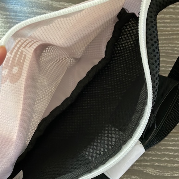 NWT NEW BALANCE Fannypack/belt bag - Picture 4 of 6
